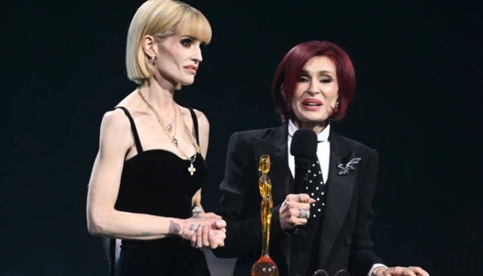 Sharon and Ozzys daughter Kelly, delivered a heartfelt speech in honour of the legendary artist