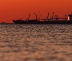 US temporarily lifts sanctions on Iranian oil at sea