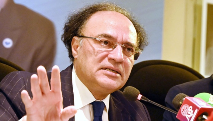 Finance Minister Muhammad Aurangzeb addresses members of the Karachi Chamber of Commerce and Industry (KCCI), Karachi, November 5, 2025. — APP