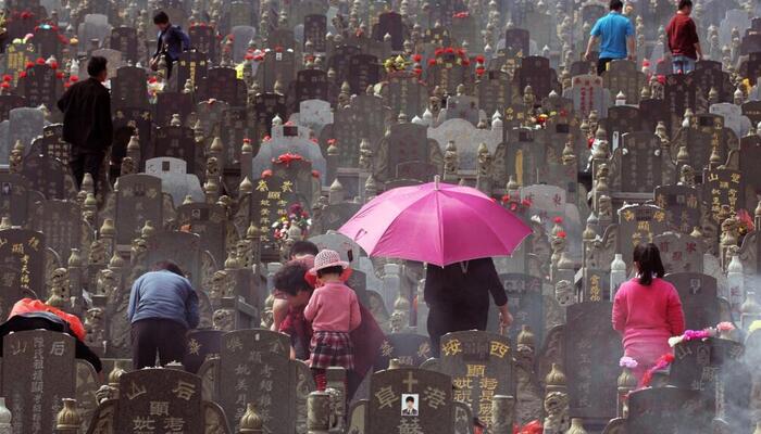 Chinese families gather at a cemetery for Qingming, the ”tomb-sweeping festival,” in Jinjiang, Fujian province. — AFP