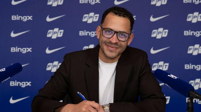 Chelsea sack Liam Rosenior after just four months in charge: Who will replace him?