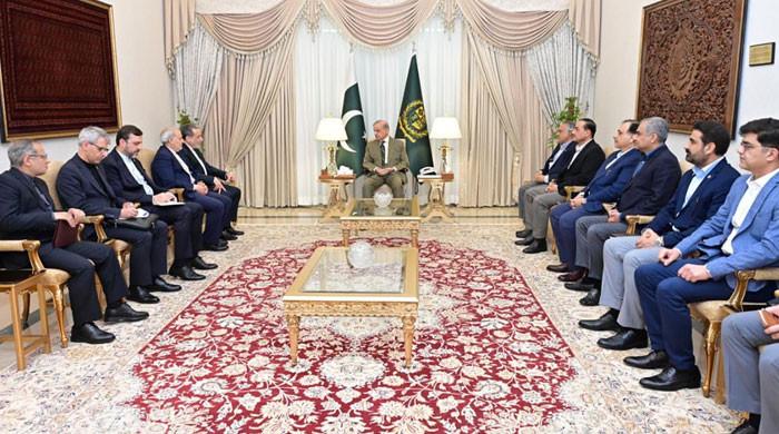Iranian FM meets Pakistan's civil-military leadership amid efforts to end Mideast war