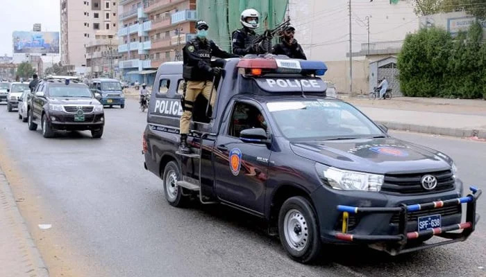 Police vehicles patrol on roads in Karachi. — APP/File