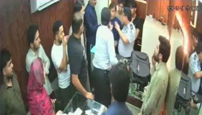 Traders and police scuffle during an FIA raid on a jewellers shop in Sarafa Bazaar in Karachi on May 16, 2026. — Screebgrab vis Geo News