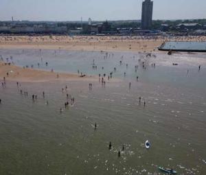 UK beats May heat record with 33.5℃ registered near London