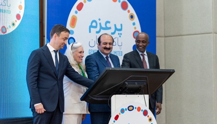 Pakistani and Unicef officials pictured at the launch event of Pur Azm. — Unicef