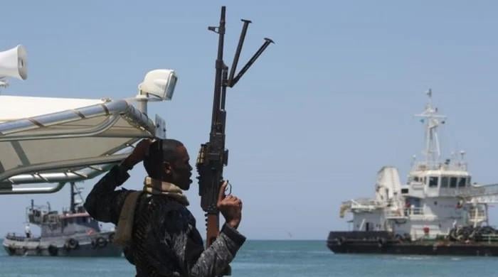 Maritime affairs minister steps up efforts to free Pakistani seamen held by Somali pirates