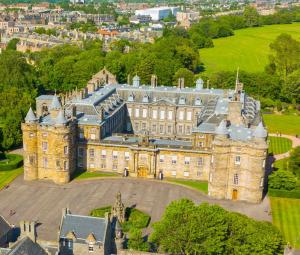 Palace opens doors as Prince Harry's team sets sail for UK