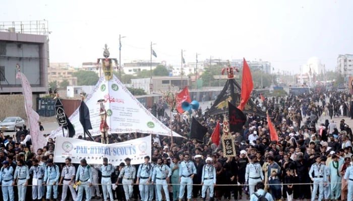 Mourners passing through MA Jinnah Road in Karachi during the 9th Muharram-ul-Haram procession on July 5, 2025. — APP