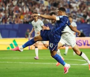Mbappe double sends France into knockout rounds after lengthy weather delay