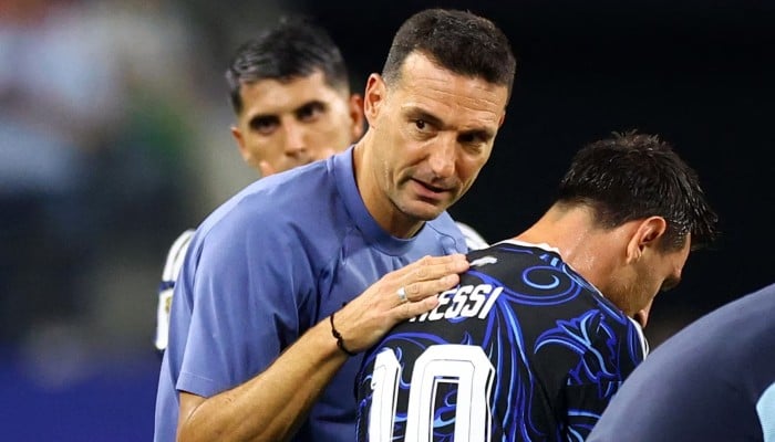Argentina coach Lionel Scaloni gives instructions to Lionel Messi during a hydration break during the Fifa World Cup 2026 Group J football match between Jordan and Argentina, Dallas Stadium, Arlington, Texas, US. - June 27, 2026. — Reuters