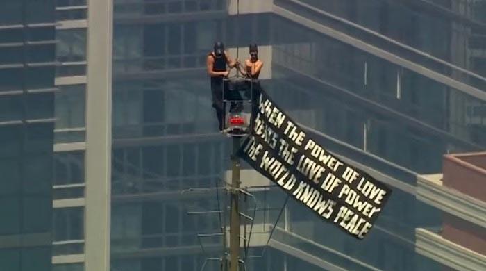 Russian daredevils unfurl banner atop New York's Empire State Building in proposal stunt