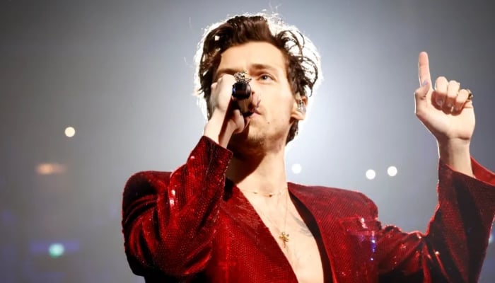 The 32-year-old musician paid an emotional nod to the One Direction that launched his career.