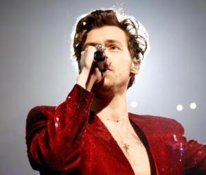 Harry Styles pays tribute to One Direction during historic Wembley finale