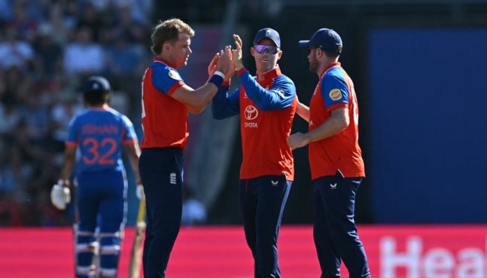 Englands Jacob Bethell (centre) and Sam Curran (left) celebrate after dismissing Indias Sanju Samson during their fifth T20I at Utilita Bowl in Southampton, July 11, 2026. — AFP