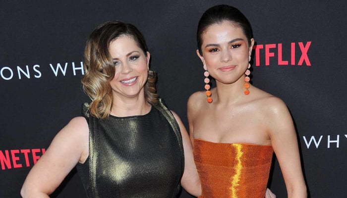 Selena Gomezs mom slams fans ‘trash comments