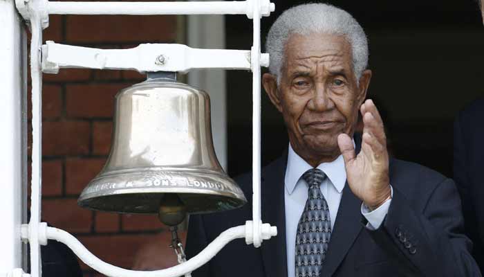 West Indian cricket legend Sir Garfield Sobers waves as he rings the five minute bell before the start of the second session in memory of Muhammad Ali on the second day of the third Test cricket match between England and Sri Lanka at Lord´s cricket ground in London on June 10, 2016.— AFP