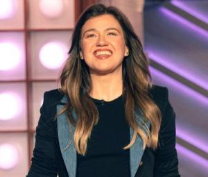 Kelly Clarkson makes rare comment about her talk show exit