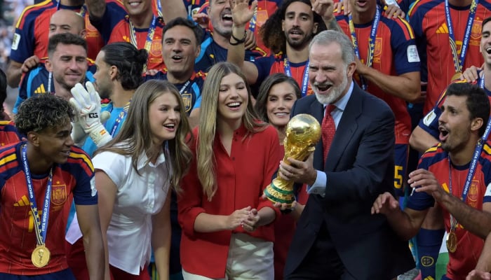 Royal family issues statement to celebrate Spains win against Argentina