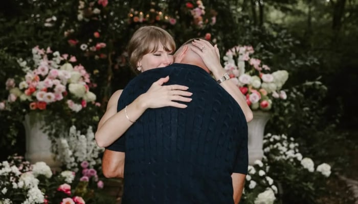 Taylor Swift reportedly isnt rushing to release wedding photos