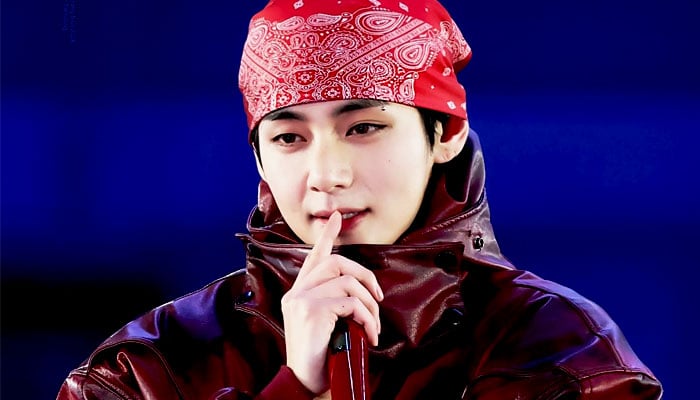 BTS V trades bandanas with fans during Boston concert