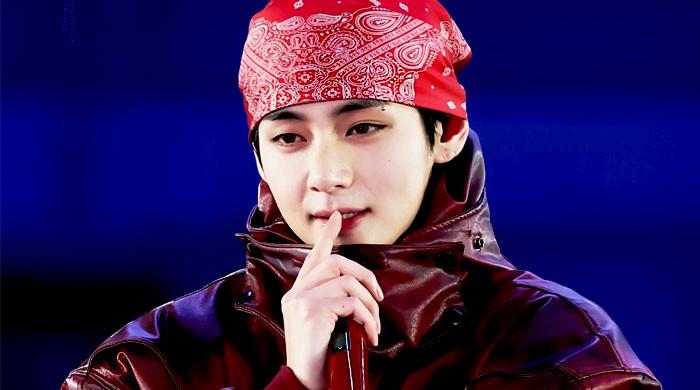 BTS V trades bandanas with fans during Boston concert