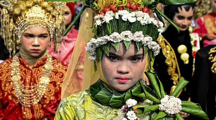 Indonesia clerics warn against men in dresses for independence festivities