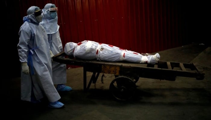Health workers carry the body of a man who died due to the coronavirus disease (COVID-19) for his cremation at a crematorium in New Delhi, India, June 4, 2020. — Reuters
