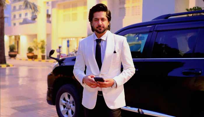 Actor and host Imran Ashraf poses in an undated picture. — Instagram/@Imranashrafawan