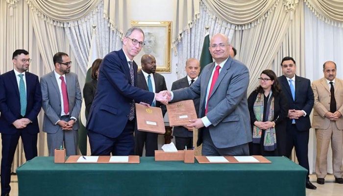 Ministry of Information Technology Secretary Zarar Hashim Khan (right) and Googles Senior Director of Government Affairs and Public Policy for Southeast Asia David Weller exchange documents after sighing the MoU on August 21, 2026. — PID