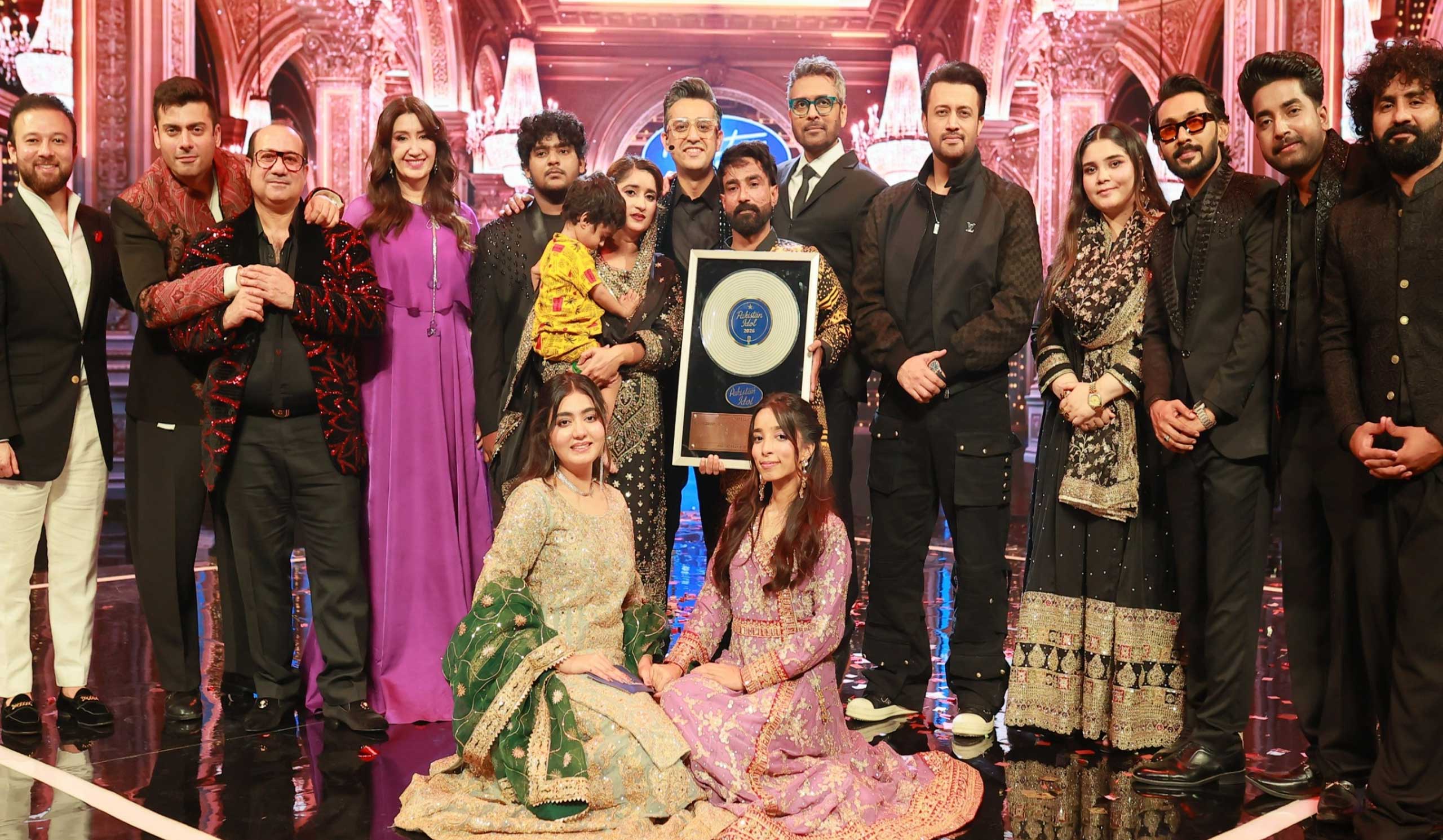 Pakistan Idol winner Hira Qaiser poses with her family for a group photograph. — Geo News