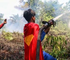 'Keep up spirit': Indonesian teenage 'Superman' joins wildfire fight