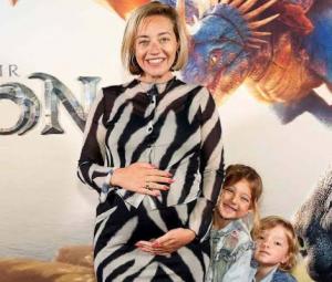 Pregnant Kelsey Parker looks radiant wearing minimal makeup while on shopping spree