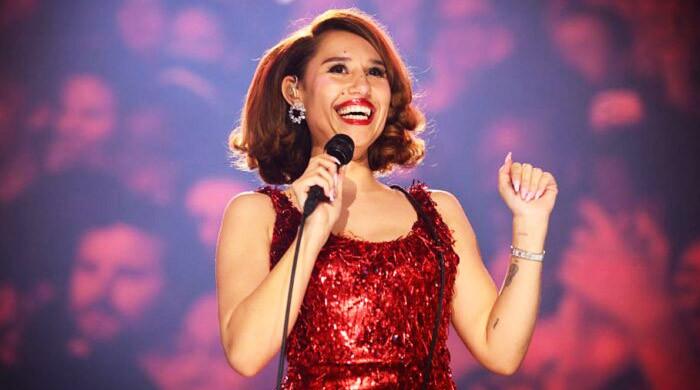 RAYE delivers first-ever live performance of ‘The WhatsApp Shakespeare'