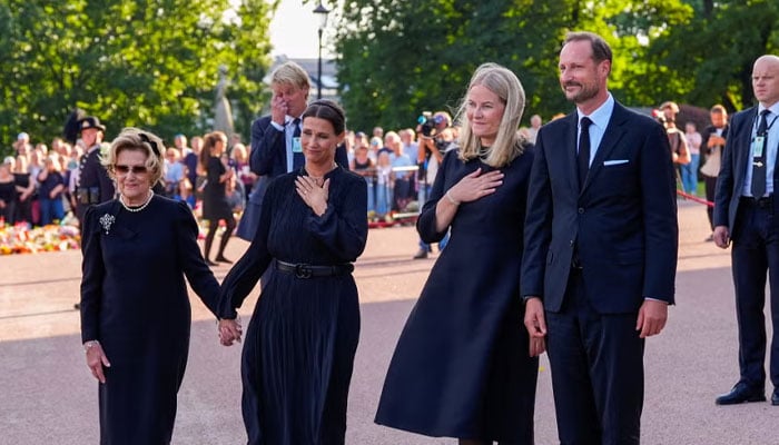 Palace issues Queen’s health update just hours before crucial ceremony