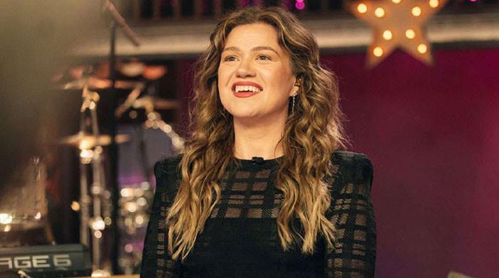 Kelly Clarkson tears up during 'The Kelly Clarkson Show' finale