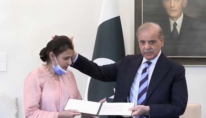 Prime Minister Shehbaz Sharif praises nurse Razia Noreen, who saved a newborn during the Pims fire, during a meeting held in Islamabad on September 3, 2026. — Screengrab via Geo News