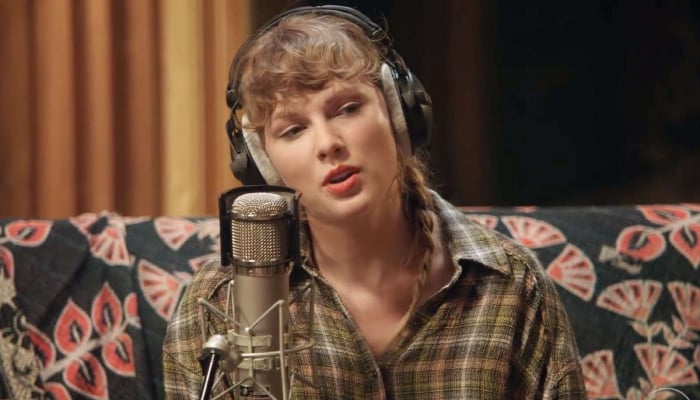 Taylor Swift drops cryptic clue in country radio celebration