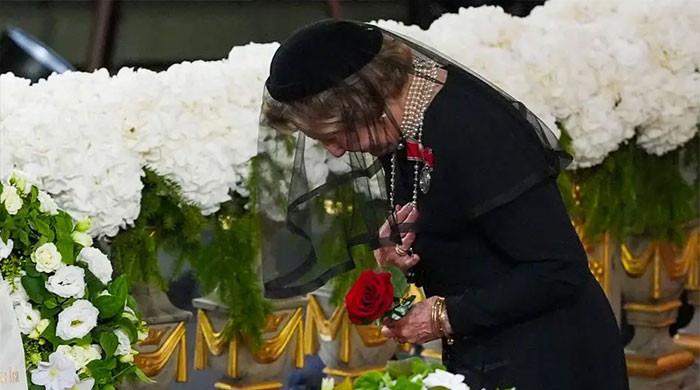Queen Sonja's final red rose for King Harald leaves Oslo Cathedral in tears