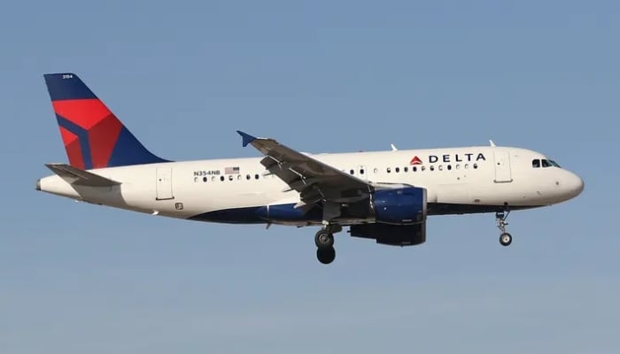 Delta flight plunges 27,000ft in just 10 minutes after oxygen masks deploy midair