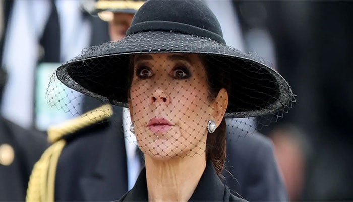 Queen Mary laughs off surprise mishap during design awards