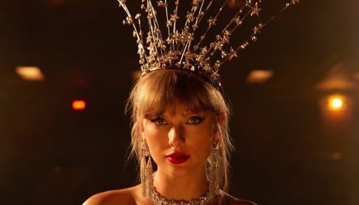 Taylor Swift sparks buzz about special announcement at VMAs